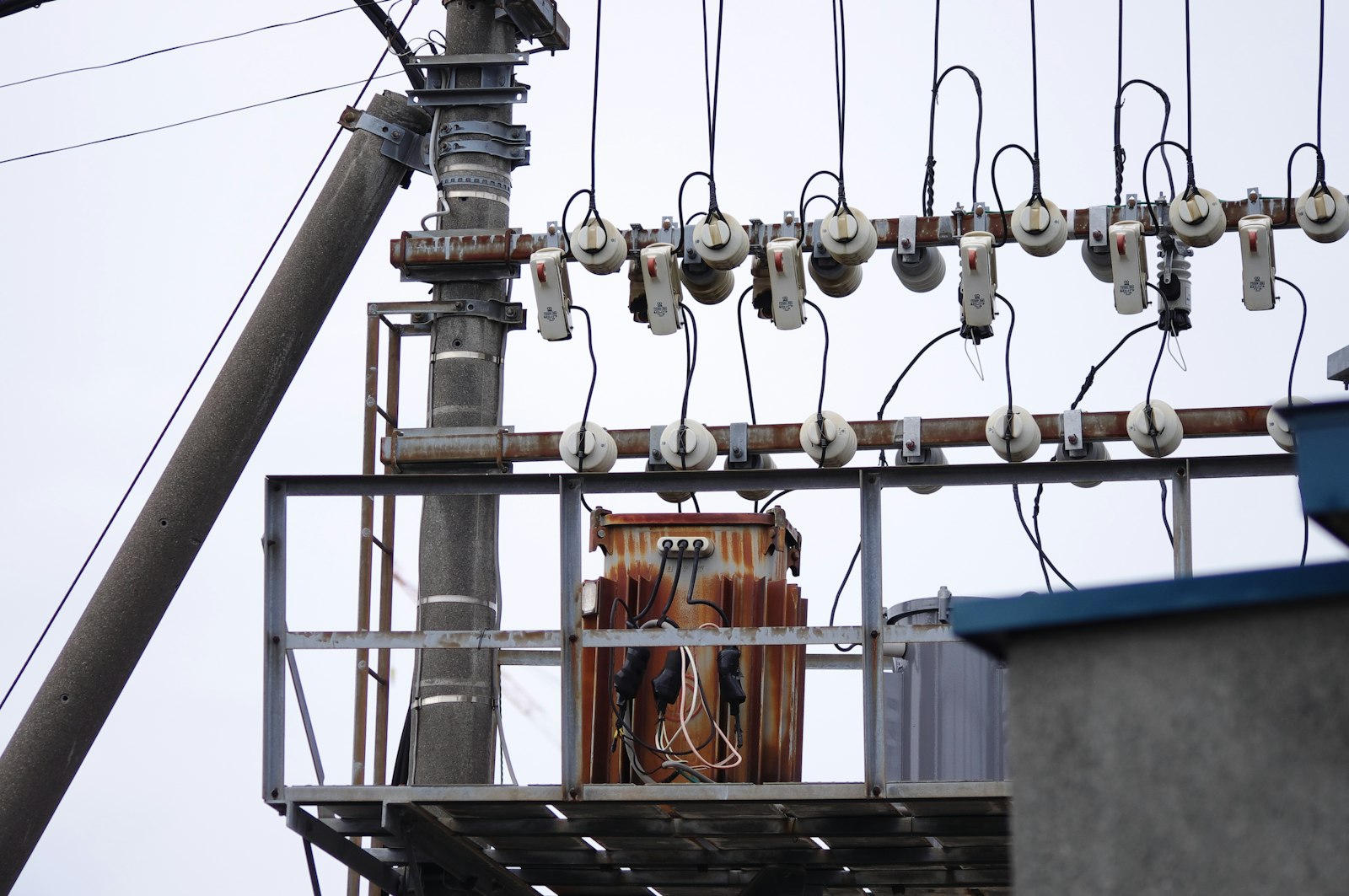 Illustration showing safe transformer hookup process