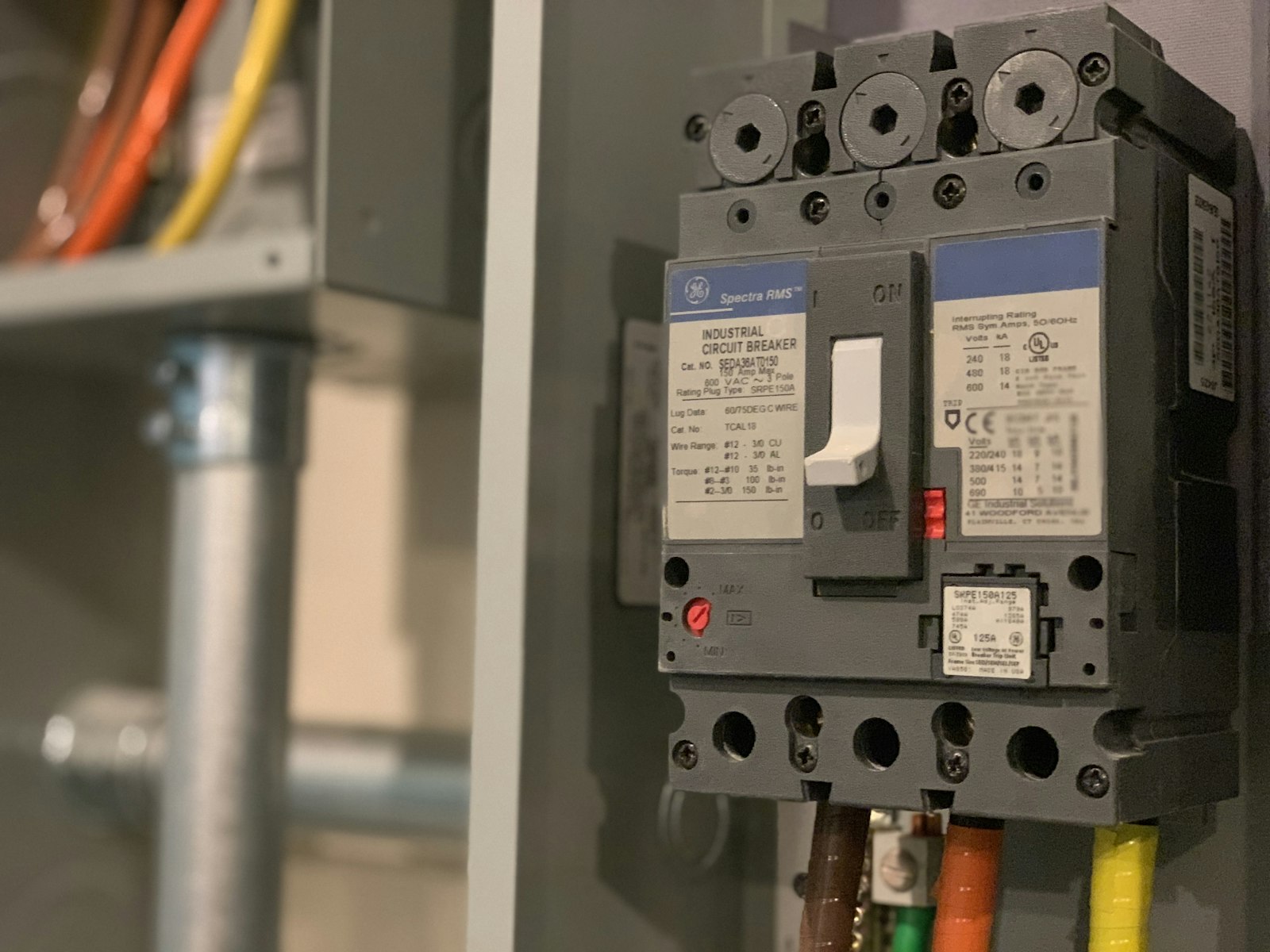 Phase changeover switches for seamless power transfer