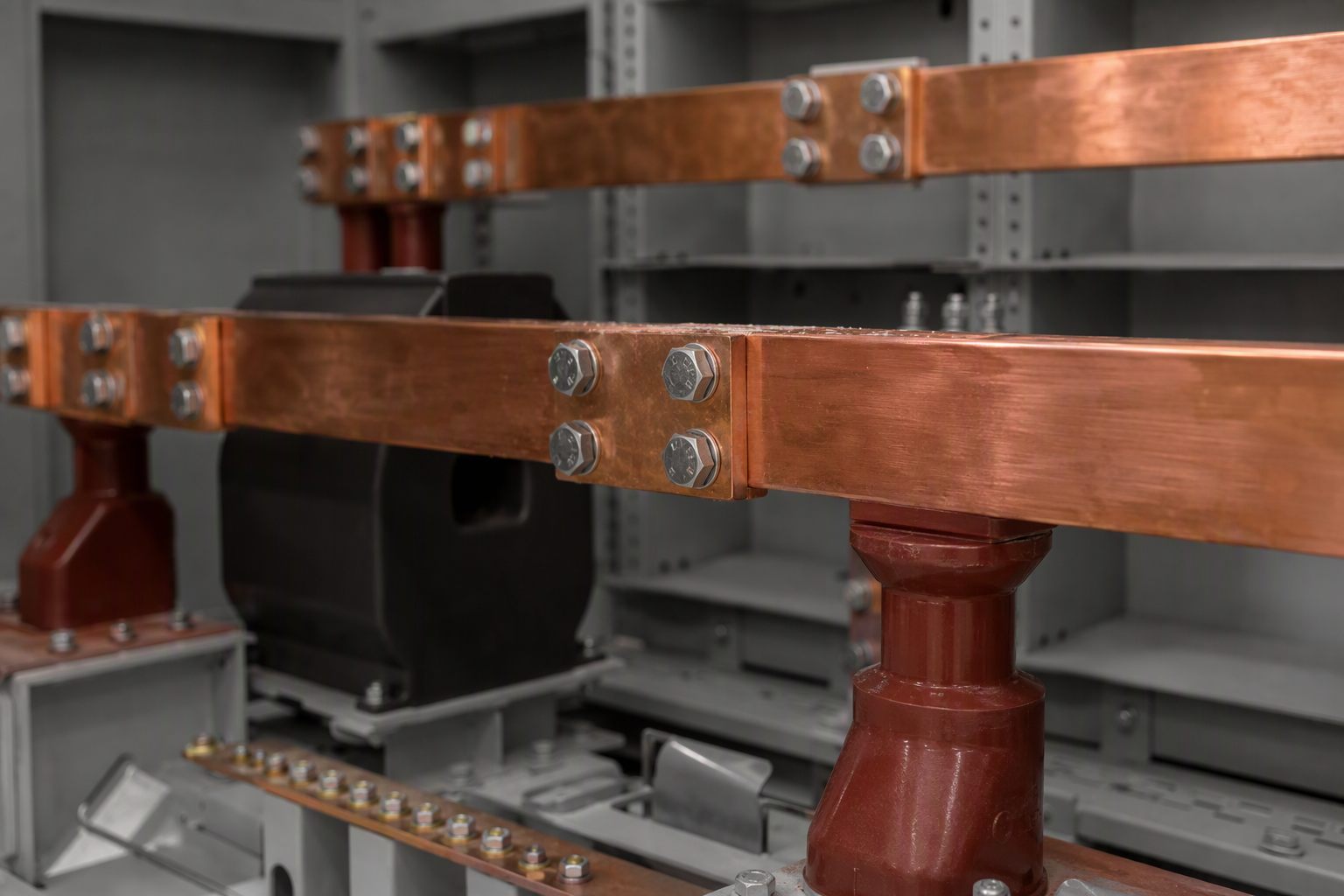 Copper busbar assembly and insulating supports inside a medium-voltage switchgear compartment