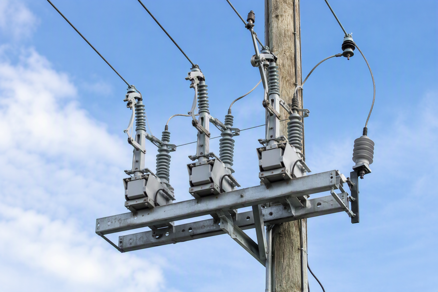 Pole-top instrument transformer assembly mounted on a distribution pole