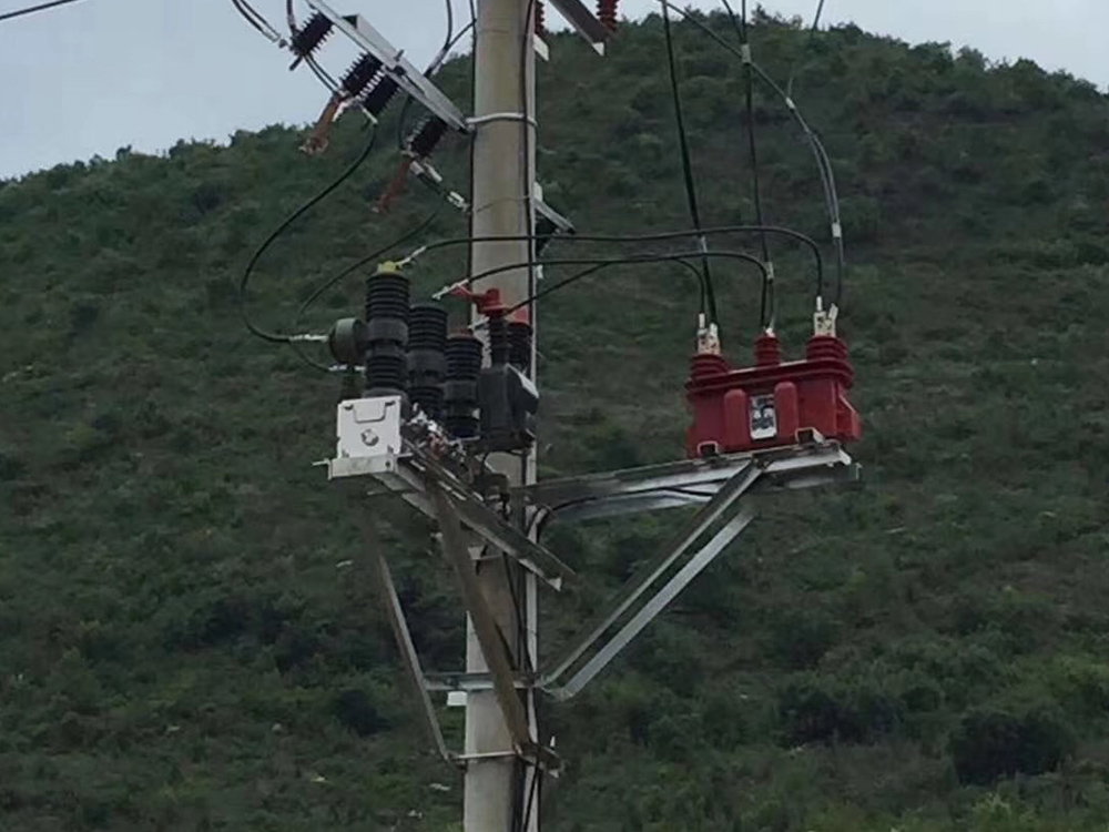 Three-phase combined current transformer on a pole-mounted switch in hill country